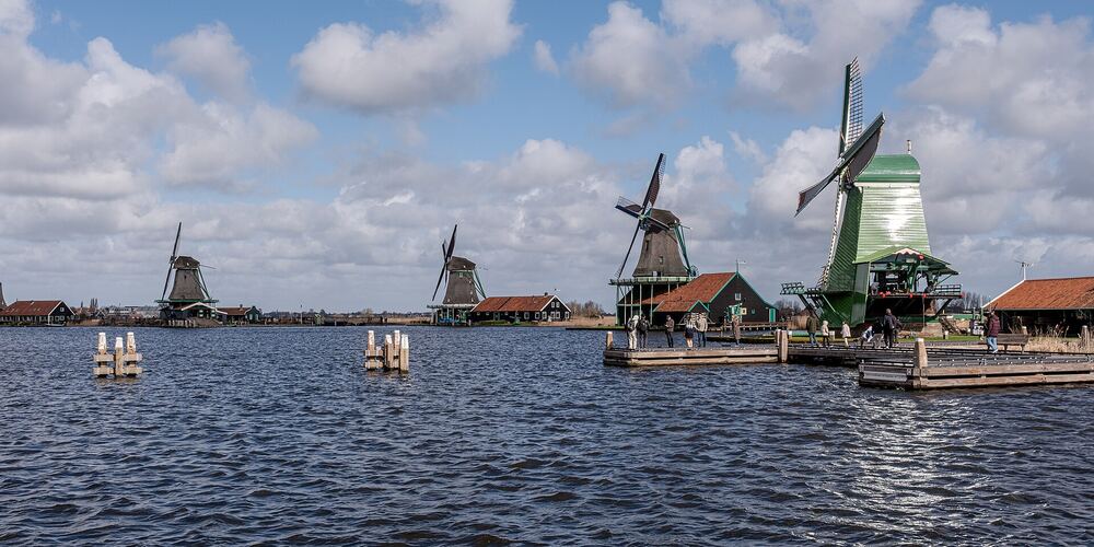 Molens van de Zaanse Schans langs het water van de Zaan