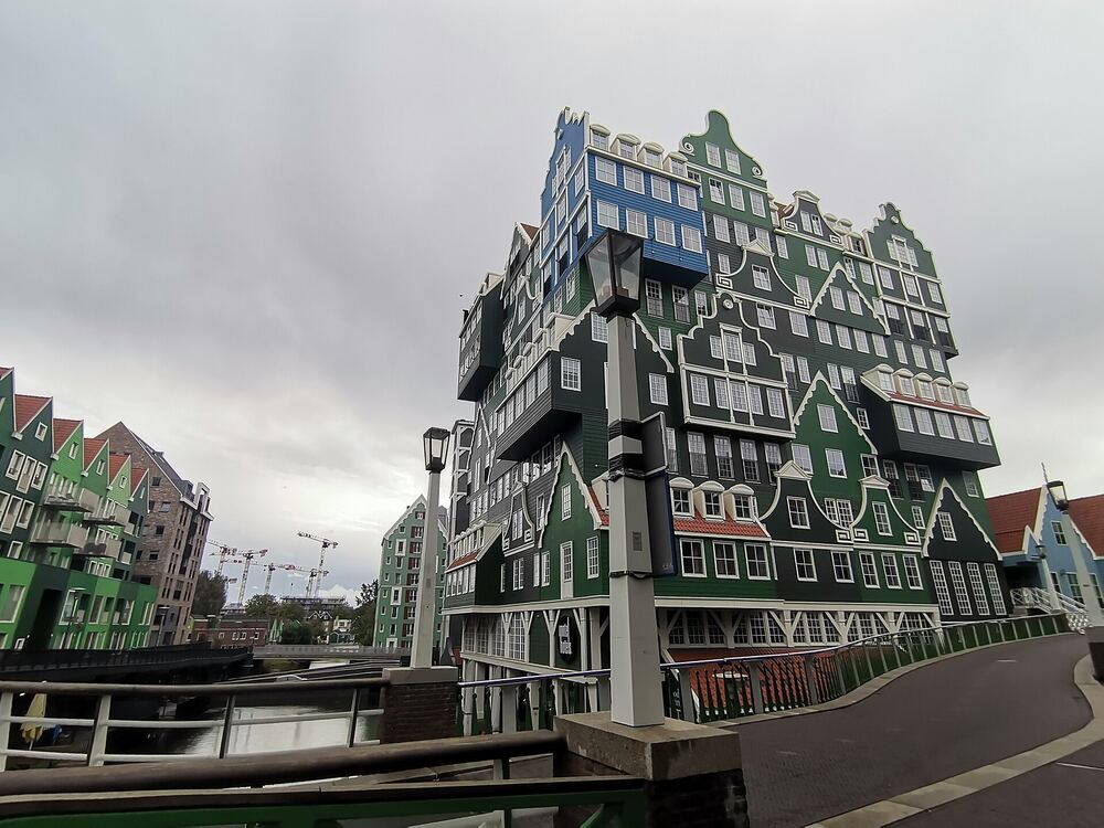 De gestapelde Zaanse gevels van het Inntel-hotel in Zaandam